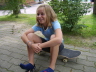 Paulina auf Skateboard
